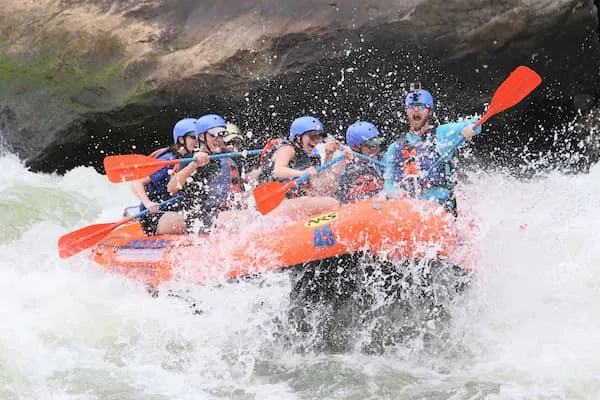 Rafting en equipo: una actividad de agua perfecta para primavera
