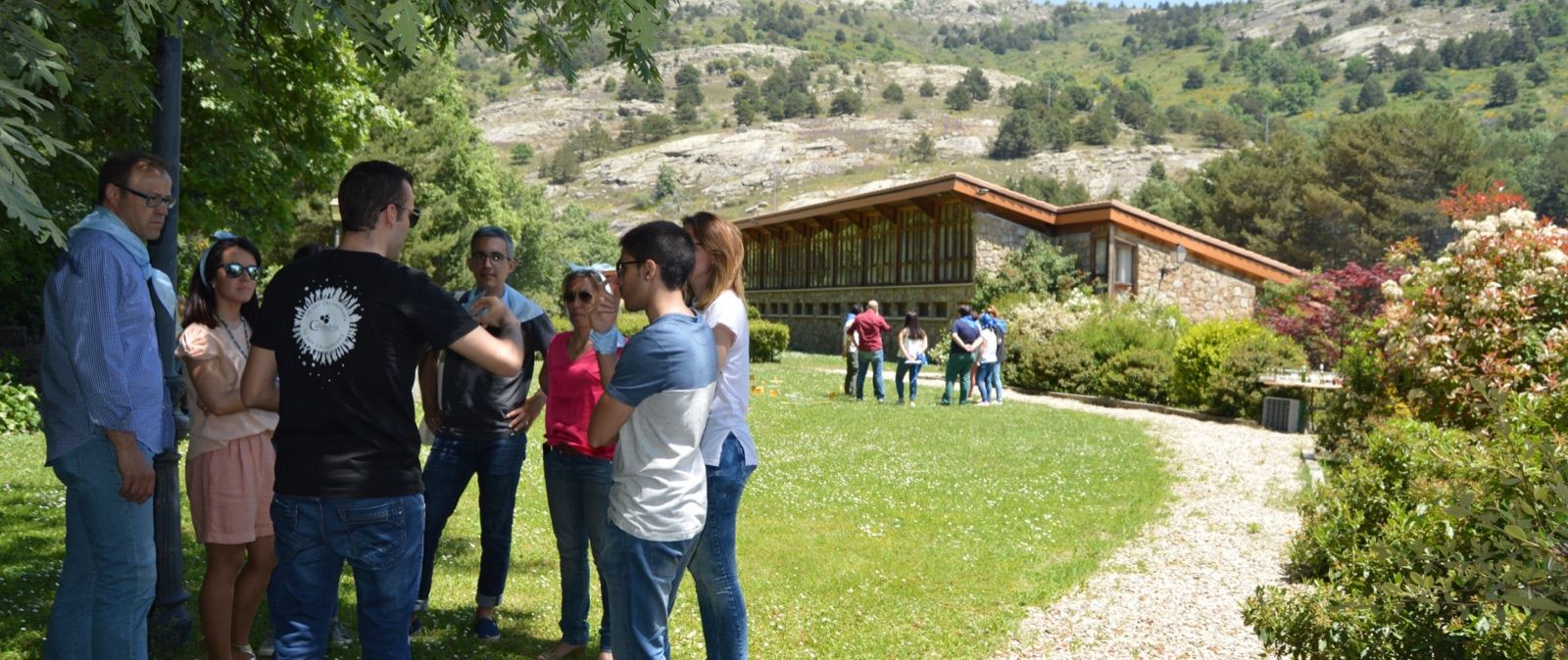 Equipo disfrutando de una jornada de empresa de Calandria en plena naturaleza